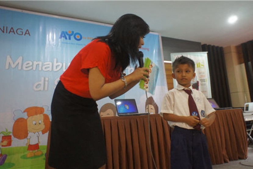 Salah satu siswa Sekolah Dian Harapan yang ikut dalam program 'Ayo Menabung & Berbagi CIMB Niaga' di Makassar.