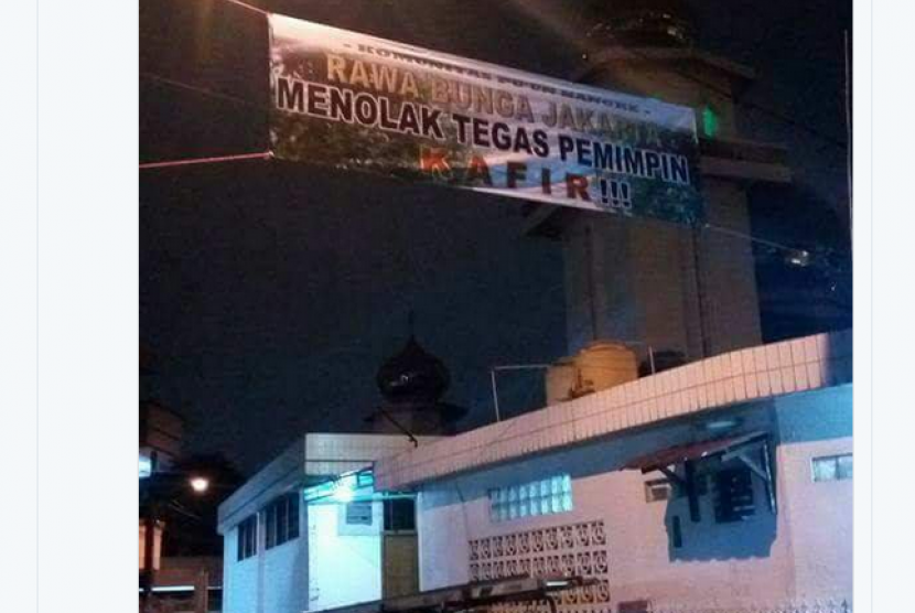 Salah satu spanduk penolakan kedatangan Basuki 'Ahok' Tjahaja Purnama di Rawa Bunga, Jakarta Timur.