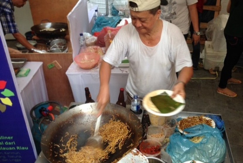 Salah satu stan yang dipadati pengunjung di Festival Kuliner Kepulauan Riau, Mie Ekonomi