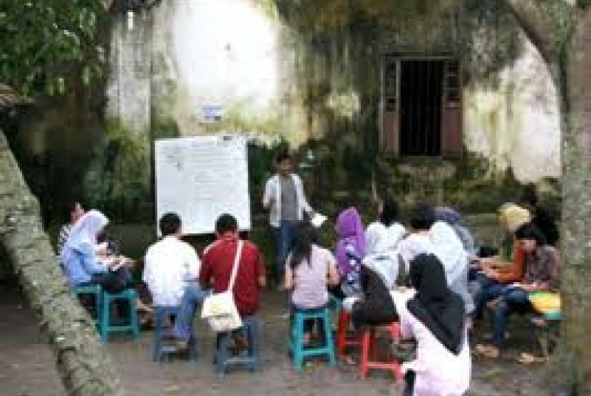 Salah satu suasana belajar di 'Kampung Inggris', Desa Palem, Kecamatan Pare, Kabupaten Kediri, Jawa Timur.