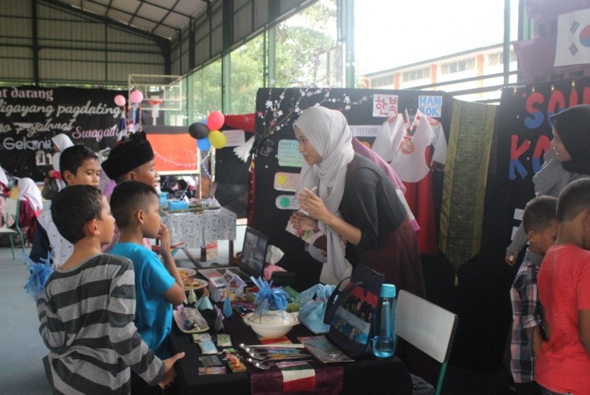 Salah satu suasana pada kegiatan The International Cultural Festival yang digelar Sekolah Teuku Nyak Arief Fatih Bilingual School baru baru ini.