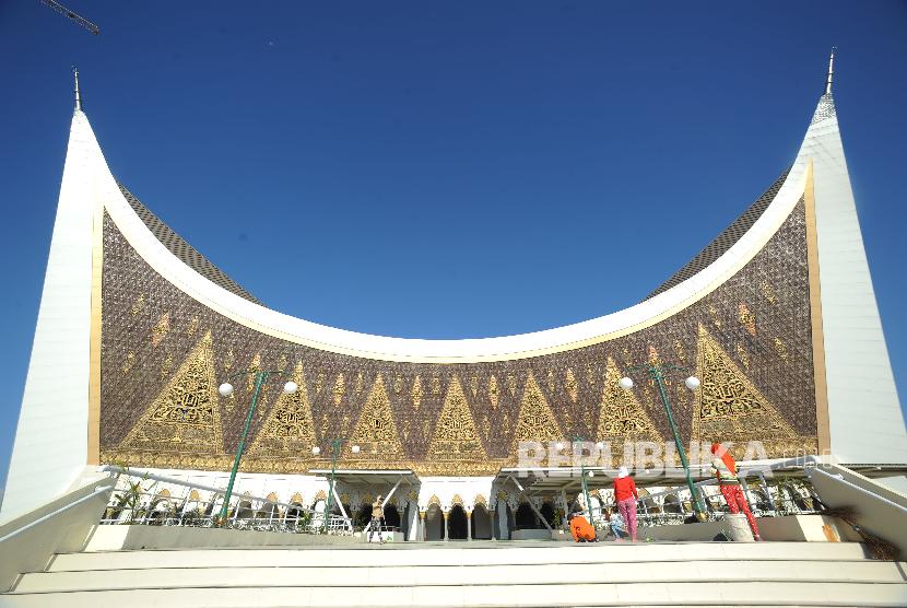 Masjid Raya Sumatra Barat menjadi lokasi penyelenggaraan MTQ ke-28. Peserta MTQ sempat berhamburan saat gempa melanda Sumatra Barat pada Selasa (17/11) pagi.