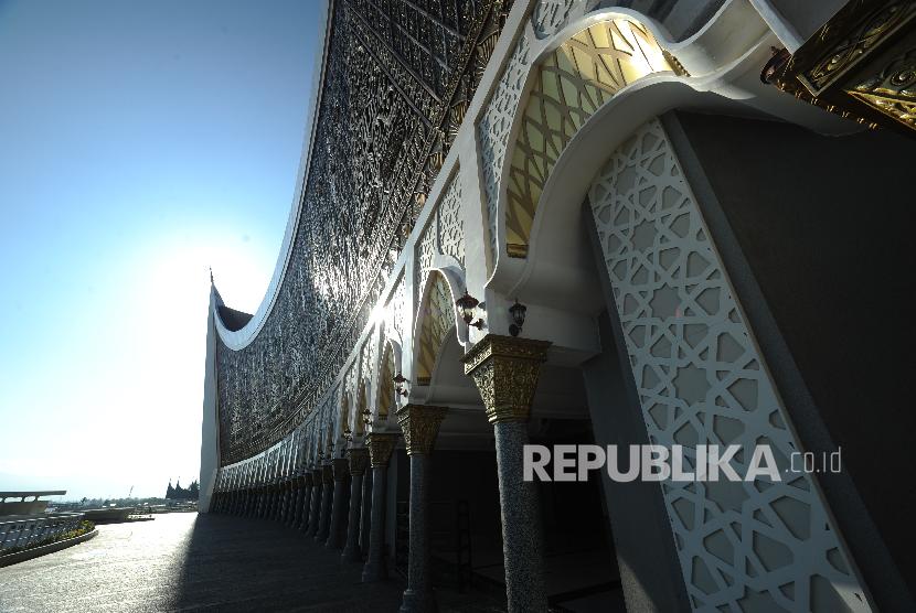 Salah satu sudut bangunan Masjid Raya Sumatra Barat, Kamis (8/2) Masjid yang mempunyai kapasitas 5-6 Ribu jamaah ini menjadi salah satu ikon Sumatra Barat. Seorang oknum ASN diduga mencuri uang dari Masjid Raya. 