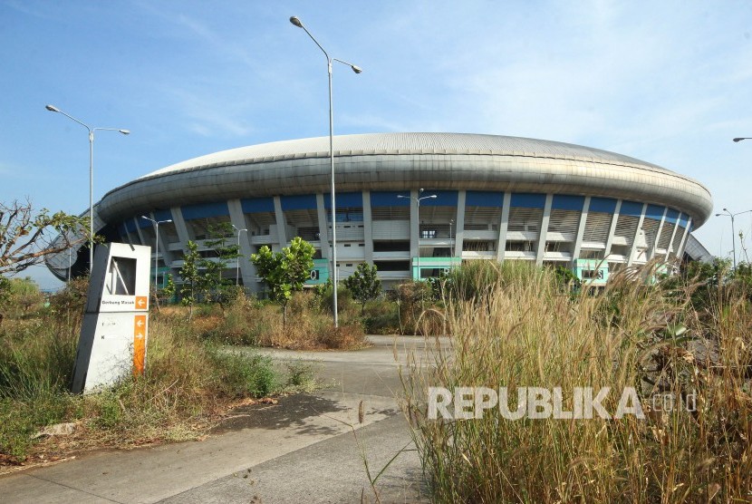 Salah satu sudut halaman Stadion Gelora Bandung Lautan Api (GBLA) Kota Bandung, ditumbuhi ilalang, Rabu (17/7).