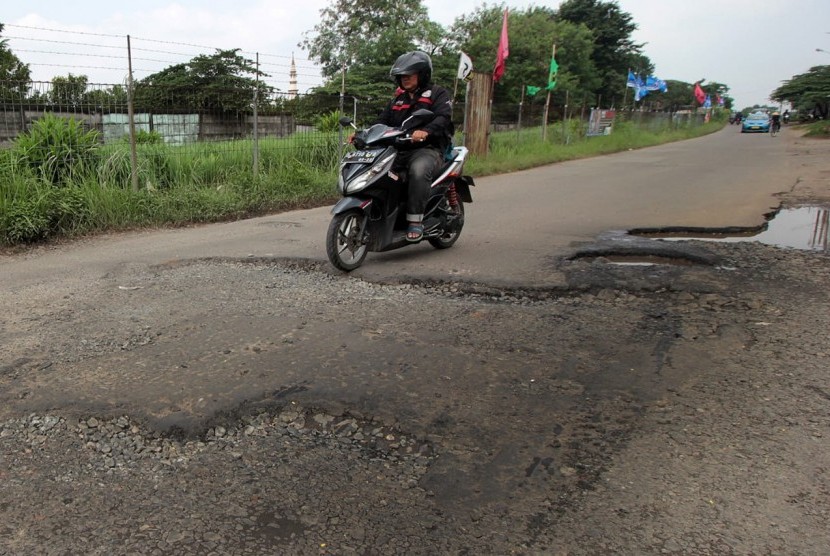 Salah satu ruas jalan di Kota Depok yang mengalami kerusakan. Pemkot Depok mengucurkan anggaran sebesar Rp 15 miliar untuk perbaikan jalan GDC.