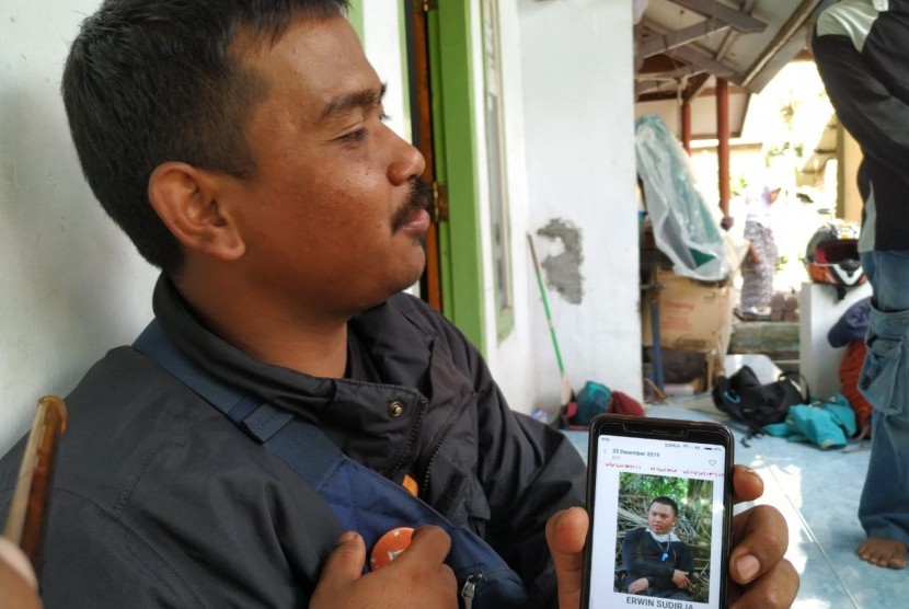 Salah satu teman korban menunjukkan foto siswa berinisial ES saat sedang berkegiatan di alam bebas, Senin (23/12). ES meninggal dunia setelah mengikuti pendidikan dasar pecinta alam di Gunung Cakrabuana, Kabupaten Tasikmalaya, Ahad (22/12). 