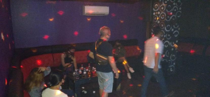 Salah satu tempat hiburan malam di Cawang, Jakarta Timur, dibubarkan petugas Satpol PP (ilustrasi)