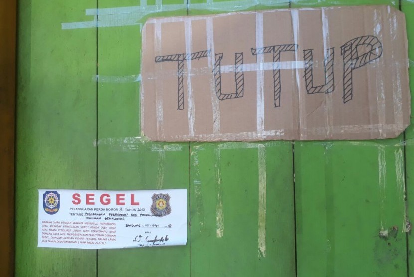 Salah satu tempat kios penjualan miras yang disegel oleh Satuan Polisi Pamong Praja akibat mengakibatkan sejumlah korban tewas di Cicalengka, Bandung, Jabar,