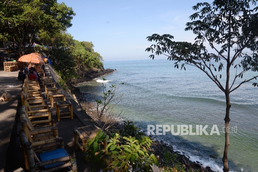 Salah satu tempat wisata di Lombok Barat, Pantai Batu Bolong.
