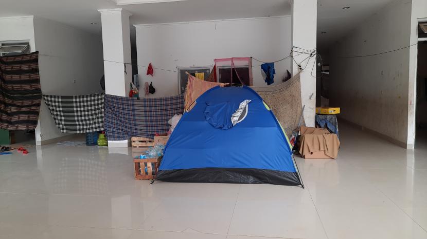 Salah satu tenda pengungsi di Posko Pengusian Kalideres bekas Markas Kodim Jakbar, Selasa (28/7).