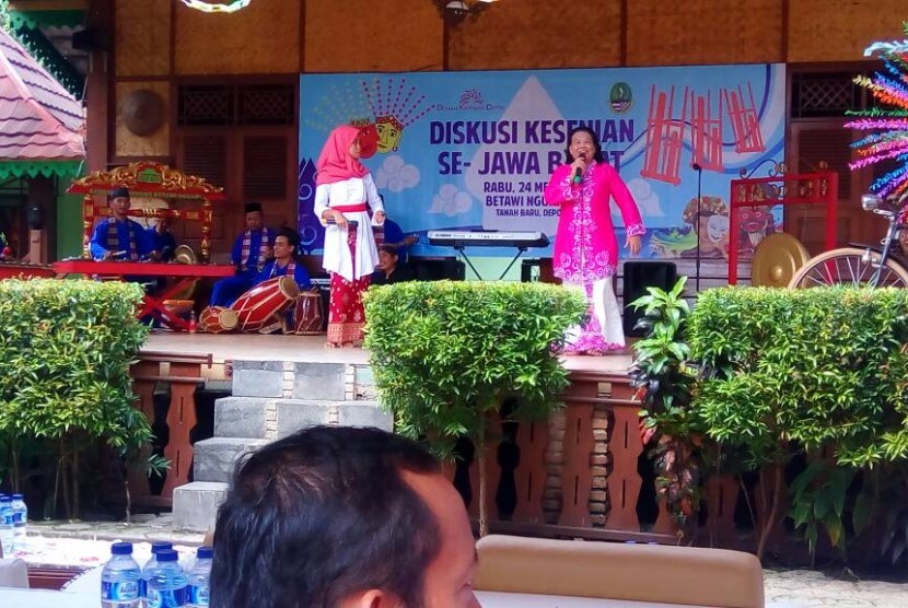 Salah satu tim kesenian tampil pada acara Diskusi Kesenian Se-Jawa Barat, di Depok, Ahad (21/5).