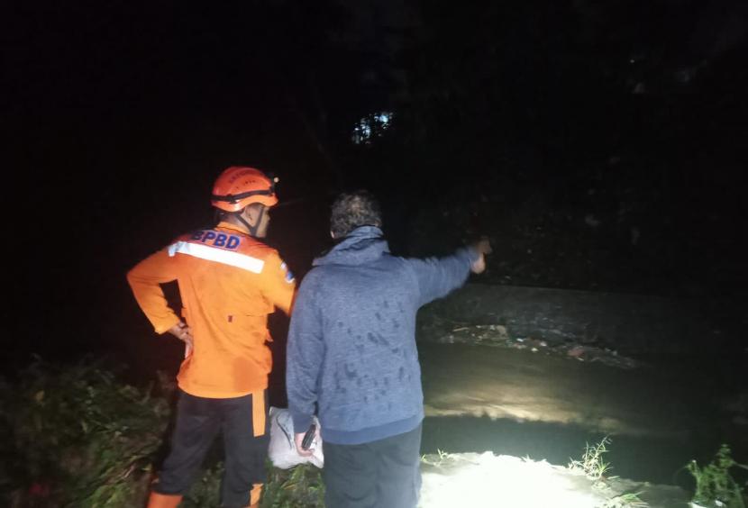 Salah satu titik banjir Jalan Karamat Cipada RT 05 RW 09 Kelurahan Karangtengah, Kecamatan Gunungpuyuh Kota Sukabumi, Senin (5/12/2022) malam