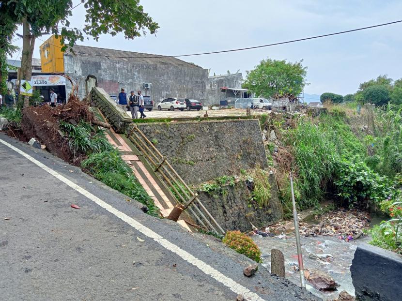 Salah satu titik bencana longsor. BPBD Sukabumi sebut adanya longsor menerjang jalan utama menuju Palabuhanratu, Jabar.