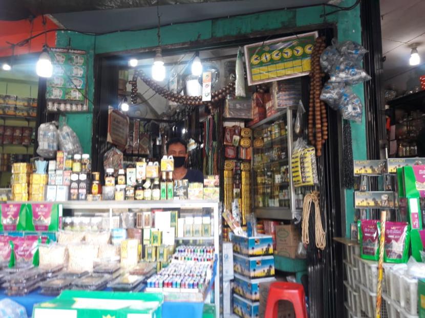 Nasib Pedagang Suvenir Haji Tanah Abang, Hanya Bisa Pasrah. Salah satu toko oleh-oleh haji di Tanah Abang, Jakarta Pusat yang kini sepi pembeli akibat pandemi Covid-19, Rabu (3/6).