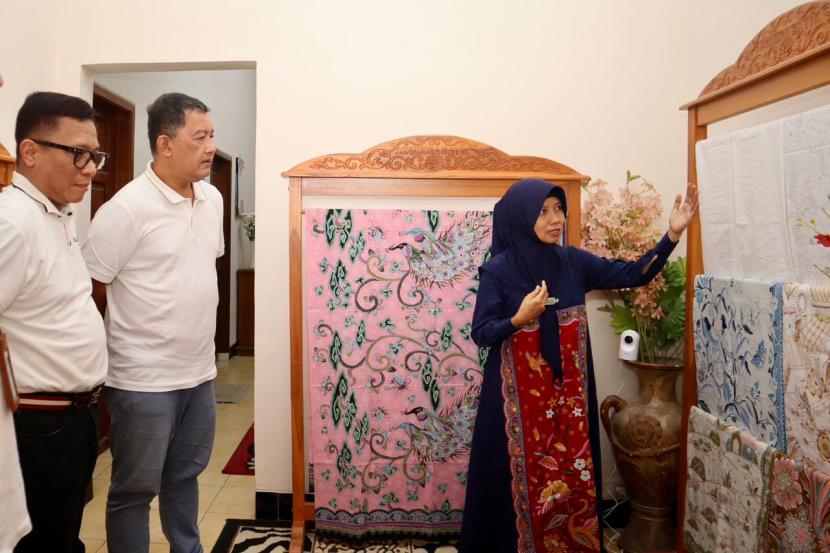 Salah satu UKM binaan Telkom, Azqeera Batik di Cirebon