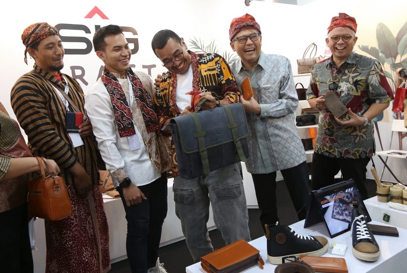 Salah satu UMKM binaan PT Semen Indonesia (Persero) Tbk, Crown Leather asal Gresik, Jawa Timur berhasil memperoleh omzet penjualan sebesar Rp150 juta dari penjualan produk kerajinan kulit pada Bazar UMKM Untuk Indonesia 2023 yang diselenggarakan oleh Kementerian BUMN, pada 26 hingga 29 Januari 2023 kemarin di Gedung Sarinah, Jakarta. Crown Leather adalah UMKM yang menjual produk fesyen seperti dompet, tas, sepatu, clutch, ikat pinggang dan produk lainnya yang terbuat dari kulit.