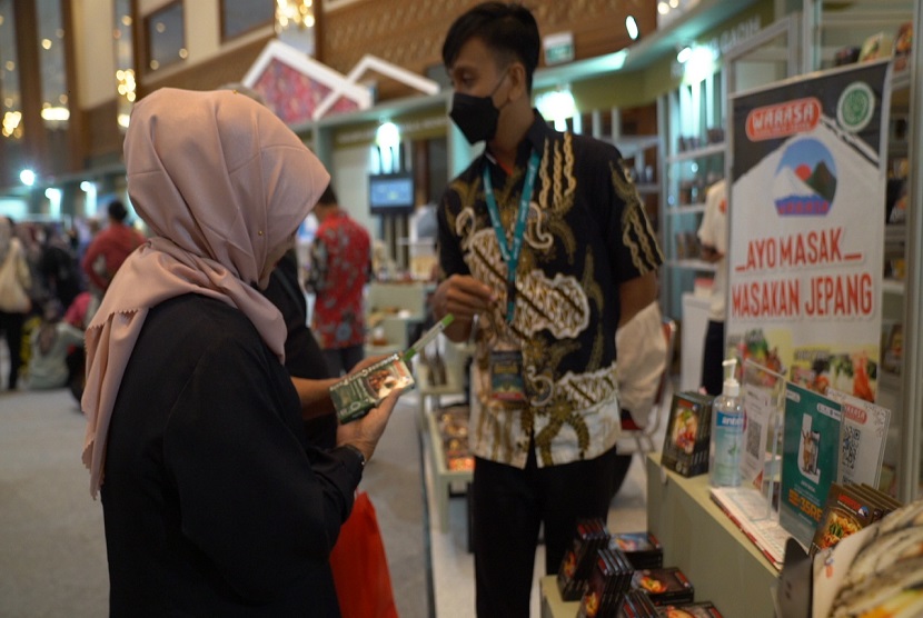 Salah satu upaya yang dilakukan Bank Indonesia dalam mengakselerasi implementasi UU JPH tersebut melalui kerjasama dengan BPJPH, Asosiasi, Perguruan Tinggi dan lembaga terkait. Seperti penguatan infrastruktur ekosistem halal, SDM halal maupun peningkatan program edukasi dan literasi halal awareness  serta gaya hidup halal (halal lifestyle) bagi masyarakat.
