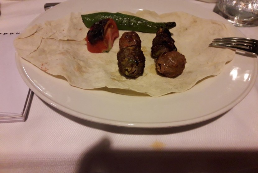 Salah satu variasi roti pide. Di restoran kota Istanbul, Turki, roti pide biasanya disajikan setelah sup.