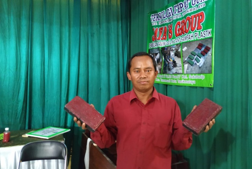 Salah satu warga Kota Tasikmalaya, Jajang Sujana, memamerkan paving block hasil inovasinya dari sampah plastik, Selasa (19/11). Ia meraih juara III Gelar TTG ke VIII tingkat Kota Tasikmalaya 2019.