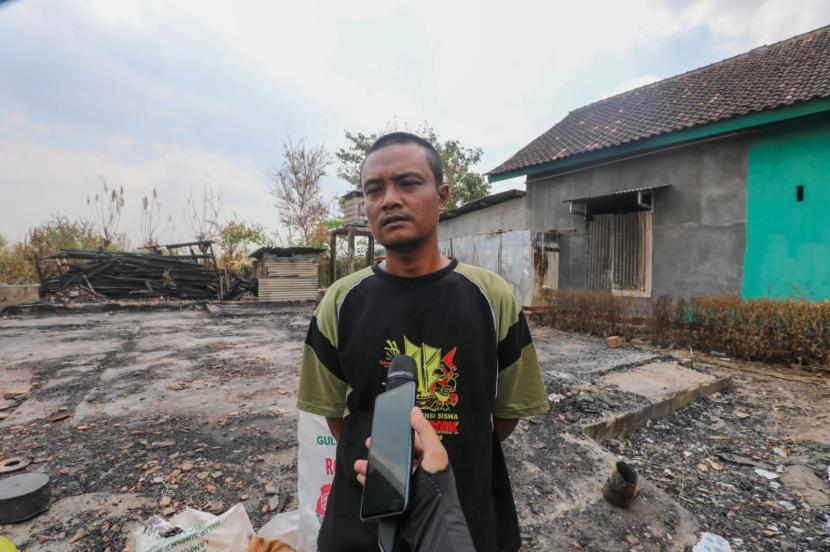 Salah satu warga memaparkan kondisi kebakaran di Desa Kecubung, Kecamatan Terbanggi Besar, Kabupaten Lampung Tengah, Lampung.