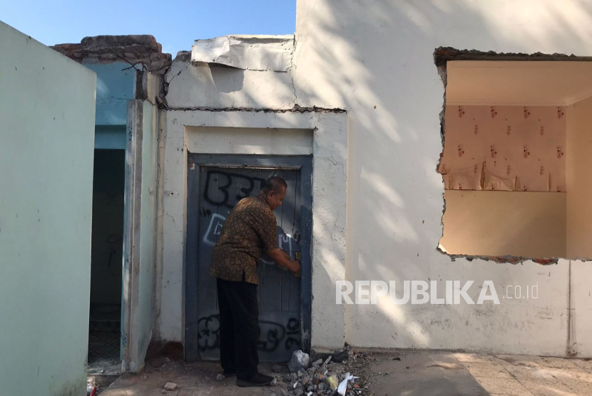 Salah satu warga menyerahkan kunci rumah pasca-penertiban rumah di kawasan Lempuyangan mencapai tahap akhir. 