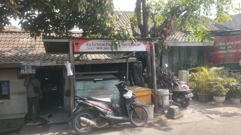 Salah satu warung penjual es kristal di Solo.