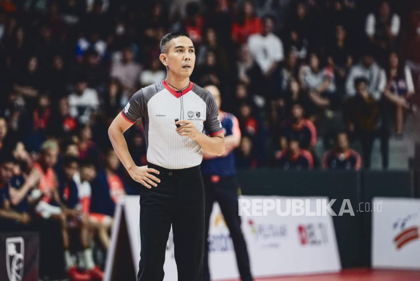 Salah satu wasit kompetisi IBL.