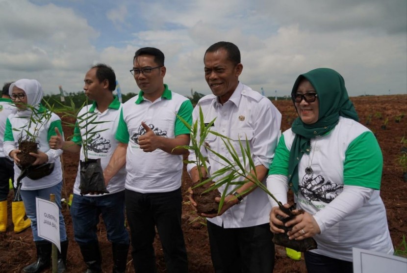 Salah satu wujud komitmen dukungan terhadap BUMD Jabar, Bank BJB menyalurkan bantuan kredit kepada PT Agro Jabar dalam upaya menumbuhkembangkan budidaya jahe dan kentang di Kabupaten Subang, Rabu (19/2). Kerja sama itu disaksikan langsung oleh Gubernur Jabar Ridwan Kamil (tengah) dan Direktur Ritel dan Konsumer Bank BJB Suartini (kanan). 