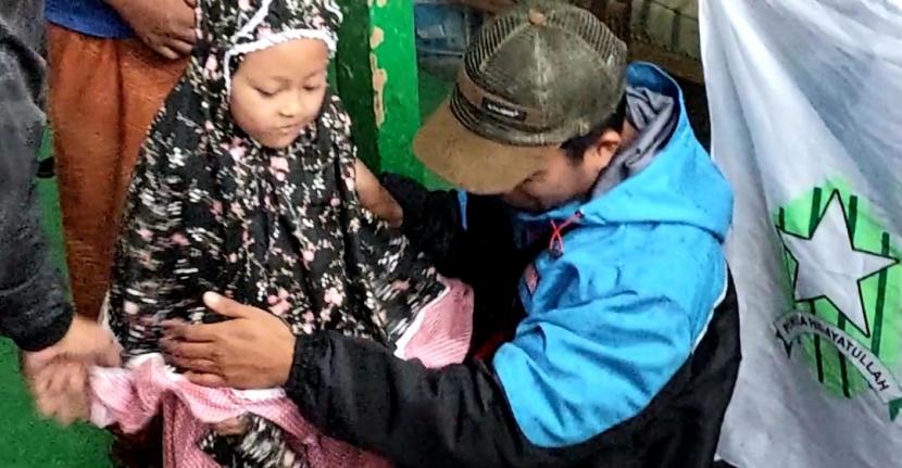 Salah seorang anak penyintas erupsi Semeru, Nesyla (6 tahun) menerima bantuan mukena yang dibawakan oleh Pengurus Wilayah (PW) Pemuda Hidayatullah Kalimantan Timur.