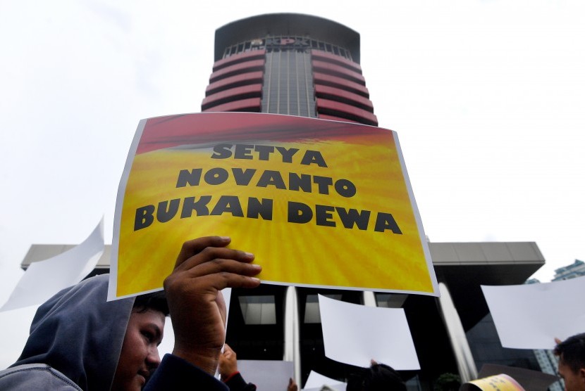 Salah seorang anggota Generasi Muda Golkar melakukan unjuk rasa di depan gedung KPK, Jakarta, Senin (13/11).