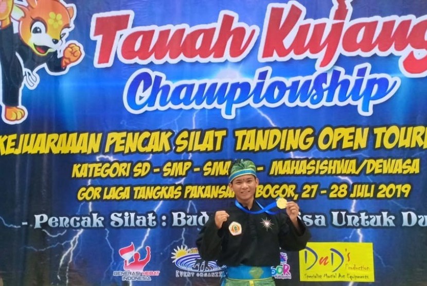 Salah seorang atlet silat STMIK Nusa Mandiri di kejuaraan TKC 2019.