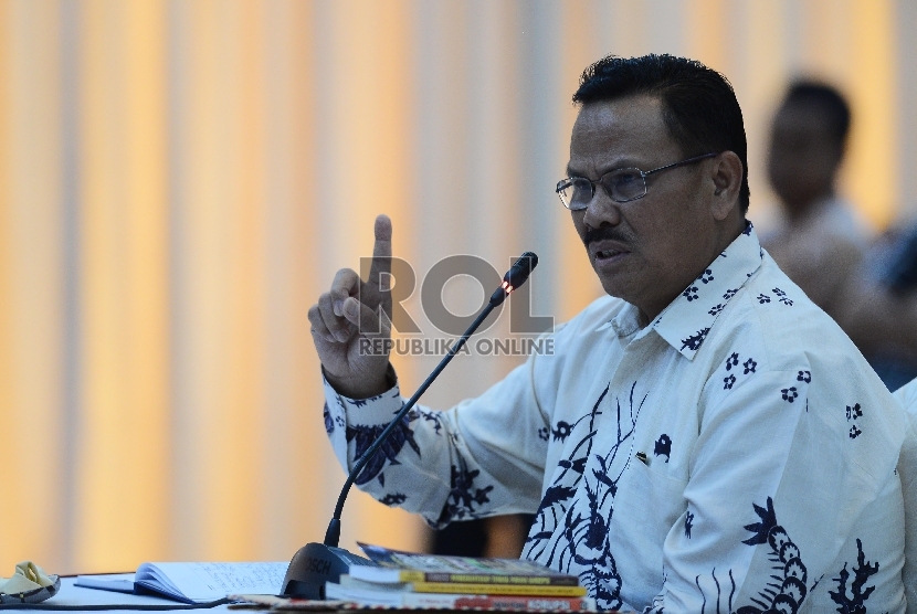 Salah seorang calon pimpinan KPK mantan Kapolda Papua Yotje Mende menjawab pertanyaan dari tim Panitia Seleksi saat sesi wawancara di Gedung Sekretariat Negara, Jakarta, Rabu (26/8). 