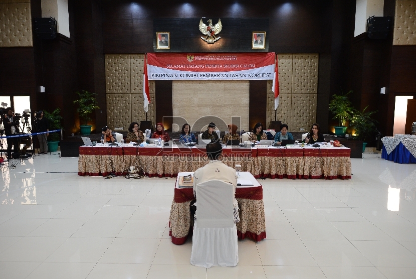 Salah seorang calon pimpinan KPK mantan Kapolda Papua Yotje Mende menjawab pertanyaan dari tim Panitia Seleksi saat sesi wawancara di Gedung Sekretariat Negara, Jakarta, Rabu (26/8).