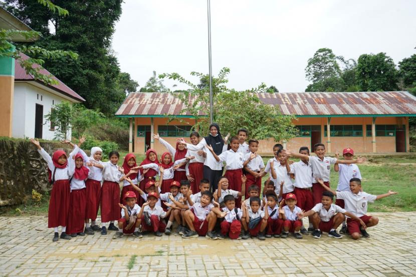 Salah seorang guru honorer di SDN 6 Wawonii Barat di Pulau Wawonii, Kabupaten Konawe Kepulauan, Sulawesi Tenggara, Andriyawati (45 tahun) turut merasakan manfaat dari program Sekolah Guru Indonesia Master Teacher (SGI-MT) yang diselenggarakan Dompet Dhuafa.