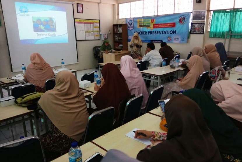 Salah seorang guru SIT Nurul Fikri sedang mempresentasikan hasil penelitiannya.