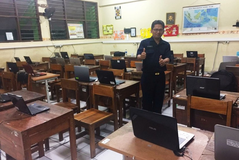 Salah seorang guru SMP Negeri 109 Jakarta Timur selesai mengecek kesiapan Simulasi UNBK satu sesi pada Selasa (5/11).