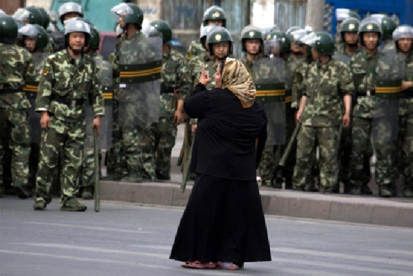 Salah seorang ibu penduduk Uighur menantang tentara Cina 