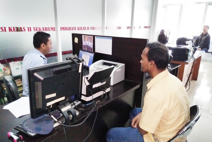 Salah seorang imigran asal Bangladesh tengah diwawancarai petugas kantor Imigrasi Kelas II Sukabumi. (Ilustrasi) 
