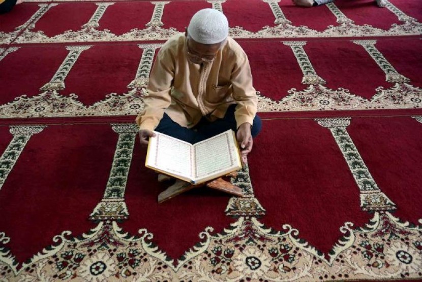 Salah seorang jamaah mengaji Alquran di Masjid Agung Sunda Kelapa Jakarta