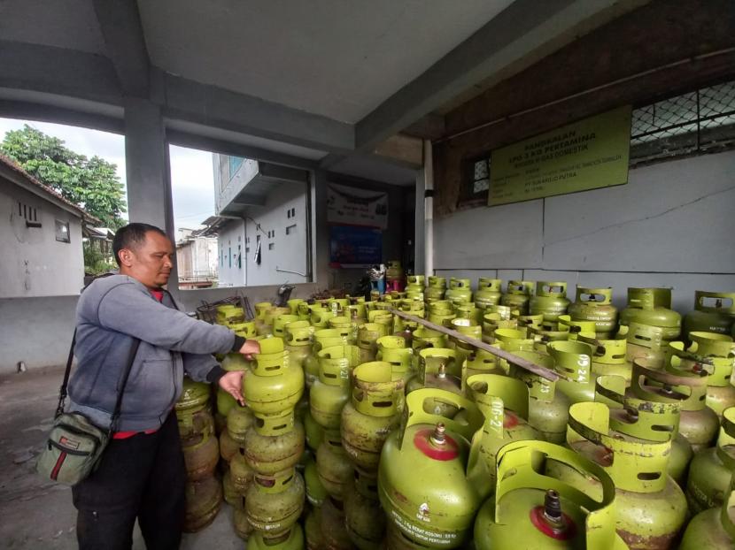 Salah seorang karyawan agen LPG memindahkan LPG 3 kg, (ilustrasi).