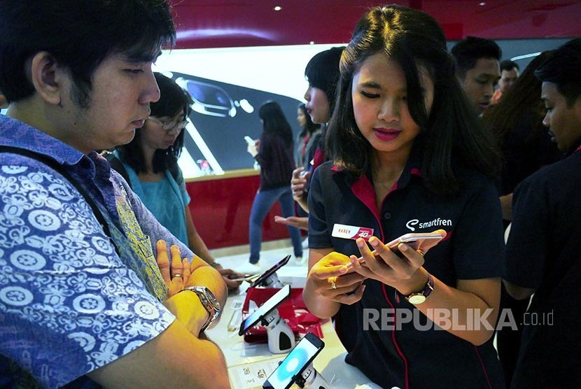 Salah seorang konsumen pertama yang memperoleh unit iPhone 7 pertama menunggu aktivasi ponsel di Galeri Smartfren Jakarta, Jumat (31/3). Bersama Erajaya sebagai distributor dan Smartfren sebagai operator penyedia jaringan 4G, iPhone secara resmi kembali memasuki pasar ponsel tanah air. 