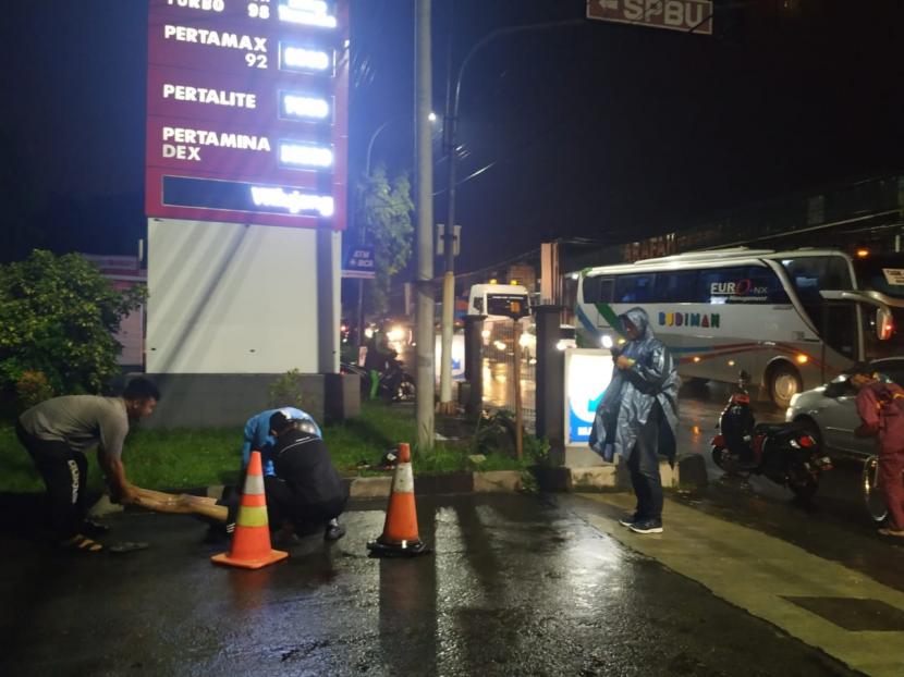 Salah seorang korban kecelakaan di Jalan RE Martadinata, Kota Tasikmalaya, dievakuasi warga, Senin (21/12) malam.