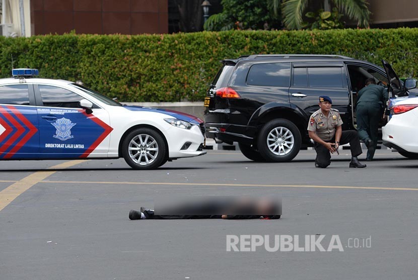 Salah seorang korban serangan teror dan leldakan bom tergeletak di Jalan MH Thamrin, Jakarta, Kamis (14/1).