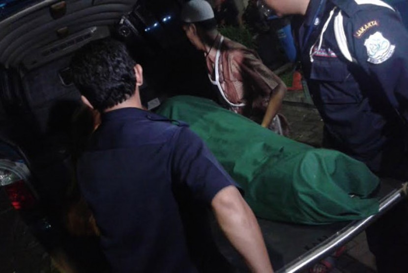 Salah seorang korban tewas kecelakaan maut di Pondok Indah dimasukkan ke Ambulans untuk dibawa oleh pihak keluarga