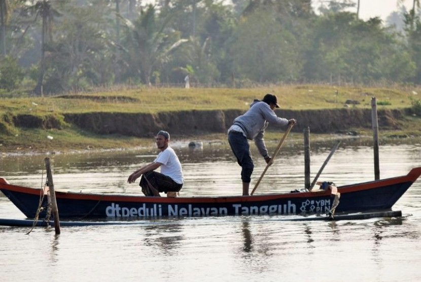 Salah seorang korban tsunami Banten, Saepudin, mencoba perahu barunya yang merupakan bantuan dari Daarut Tauhid (DT) Peduli. 