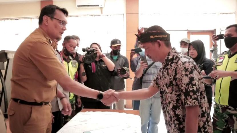 Salah seorang mantan anggota Negara Islam Indonesia (NII) di Kecamatan Cileunyi, Kabupaten Bandung tengah menyatakan ikrar kembali ke NKRI di Kantor Kecamatan Cileunyi, Senin (30/5/2022). Total terdapat 49 orang yang berikrar untuk kembali ke NKRI. 