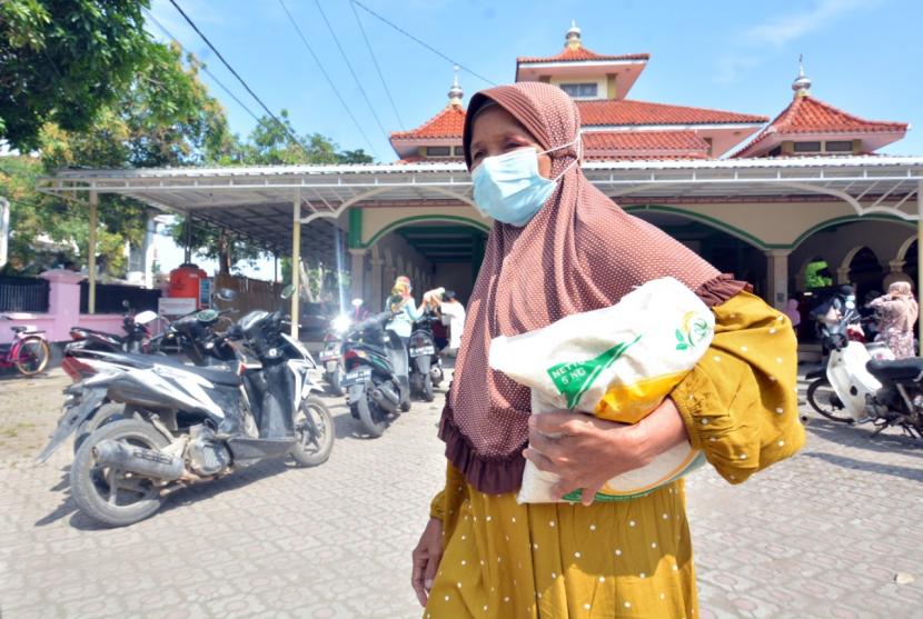 Salah seorang mustahik yang tinggal di sekitar kilang Balongan, Kabupaten Indramayu menerima 5 kg beras dari ZIS BAZMA.
