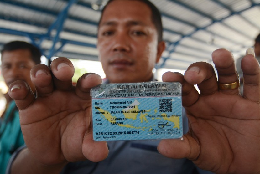 Salah seorang nelayan menujukkan Kartu Nelayan yang baru saja diterimanya di Desa Ogotua, Dampal Utara, Tolitoli, beberapa waktu lalu. 