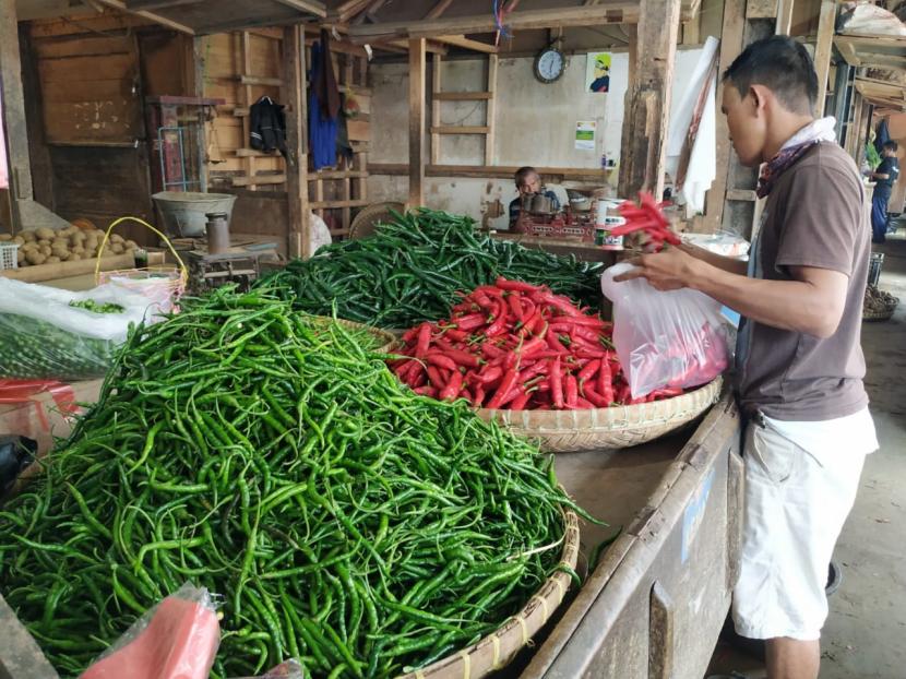 Salah seorang pedagang cabai di Pasar Cikurubuk, Kota Tasikmalaya, Senin (11/1). Pemerintah Kota (Pemkot) Tasikmalaya memastikan stok pangan selama Ramadhan hingga menjelang Lebaran dalam posisi aman. 
