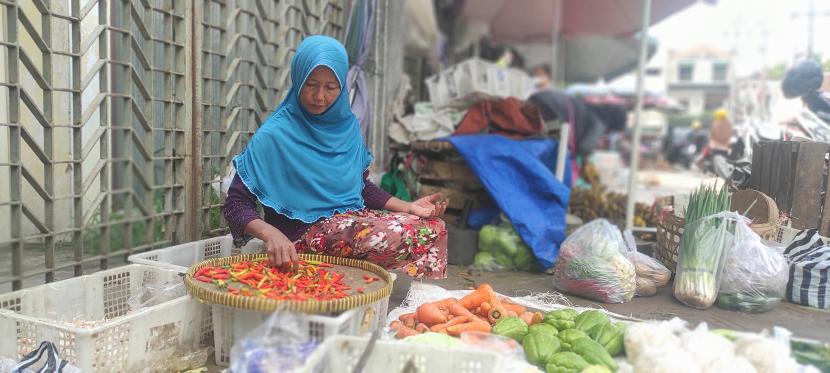 Salah seorang pedagang cabai di Pasar Kranggan Yogyakarta sedang memilah cabai yang hendak dijual.